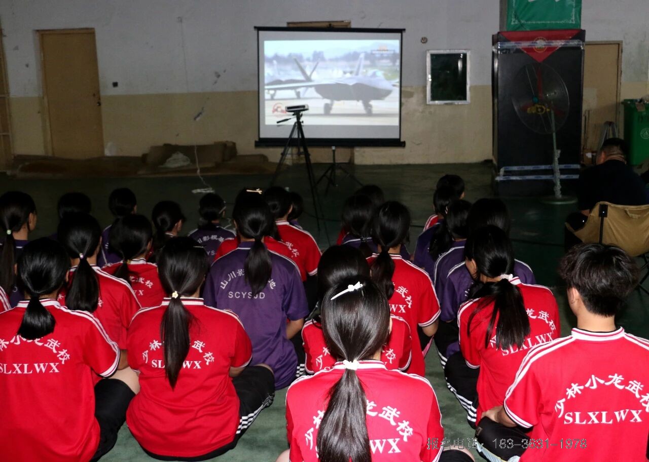 少林小龙武校师生共同观看中国人民抗日战争胜利80周年纪念大会