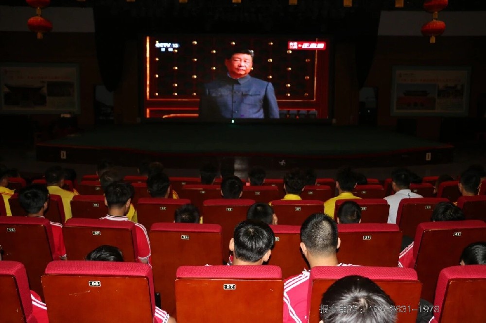 少林小龙武校师生共同观看中国人民抗日战争胜利80周年纪念大会