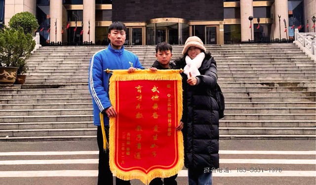 锦旗传谢意，师恩暖人心！周口家长为小龙武校影视艺术部教练梁梓豪赠旗致谢
