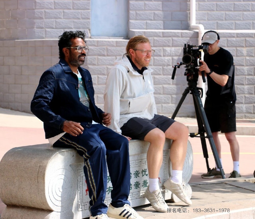 英国纪录片摄制组走进嵩山少林小龙武校 镜头定格少林武术磅礴风采