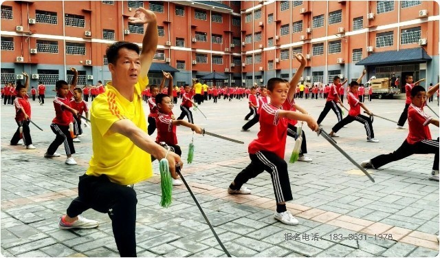 嵩山少林小龙武校教练石飞—以身作则守初心 言传身教育少年