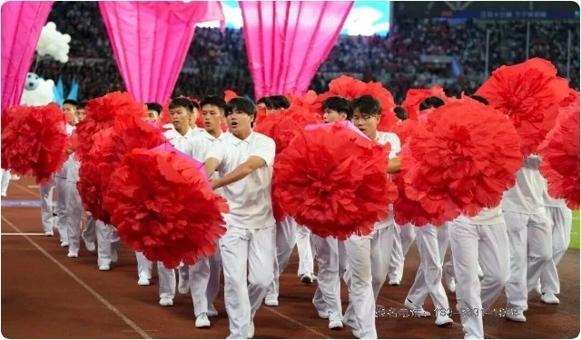 河南少林小龙武校210名学子惊艳江苏省城市足球联赛主题展演