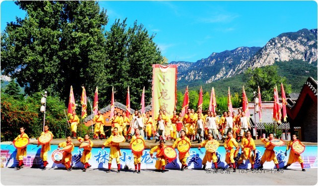 河南少林小龙武校武韵燃动嵩山景区，少林功夫惊艳八方游客